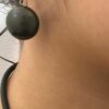 Boucles d'oreilles Soleil en céramique pour femme noir portées