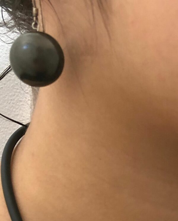 Boucles d'oreilles Soleil en céramique pour femme noir portées