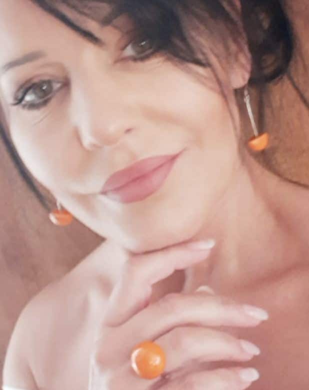 Boucles d'oreilles Inca en céramique pour femme orange portées