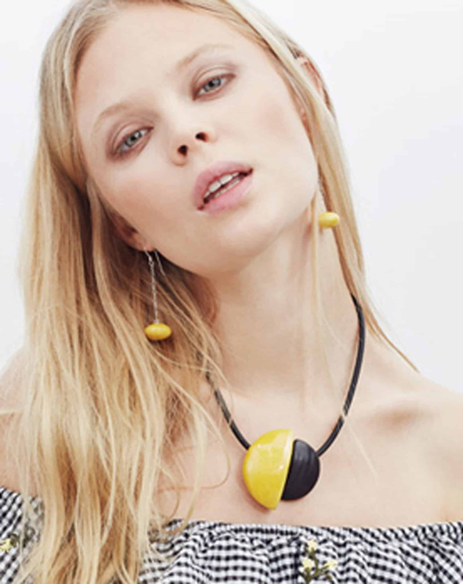 Collier Inca en céramique pour femme soleil porté sur un mannequin
