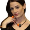 Collier Léo en céramique pour femme orange porté sur un mannequin