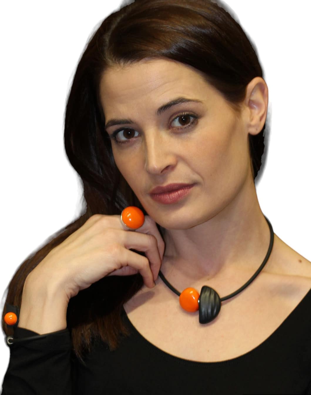 Collier Léo en céramique pour femme orange porté sur un mannequin