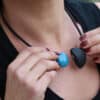Collier Léo en céramique pour femme turquoise porté sur un mannequin