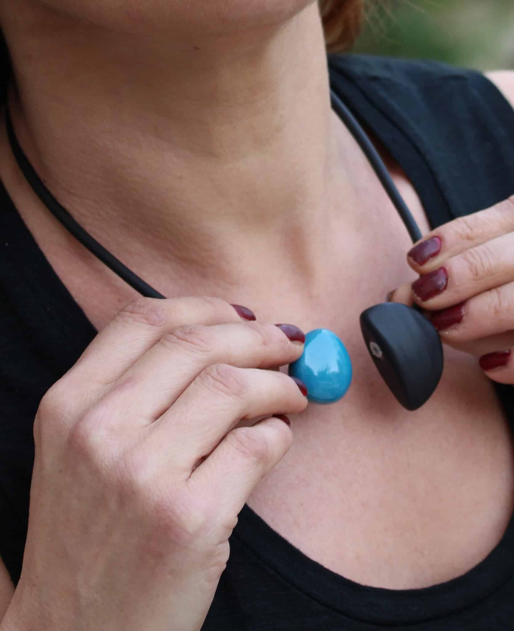 Collier Léo en céramique pour femme turquoise porté sur un mannequin