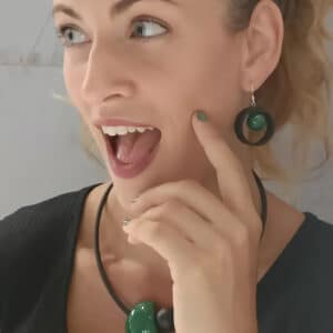 Boucles d'oreilles Tempo en céramique pour femme vert feuille portées par Jessica Parise