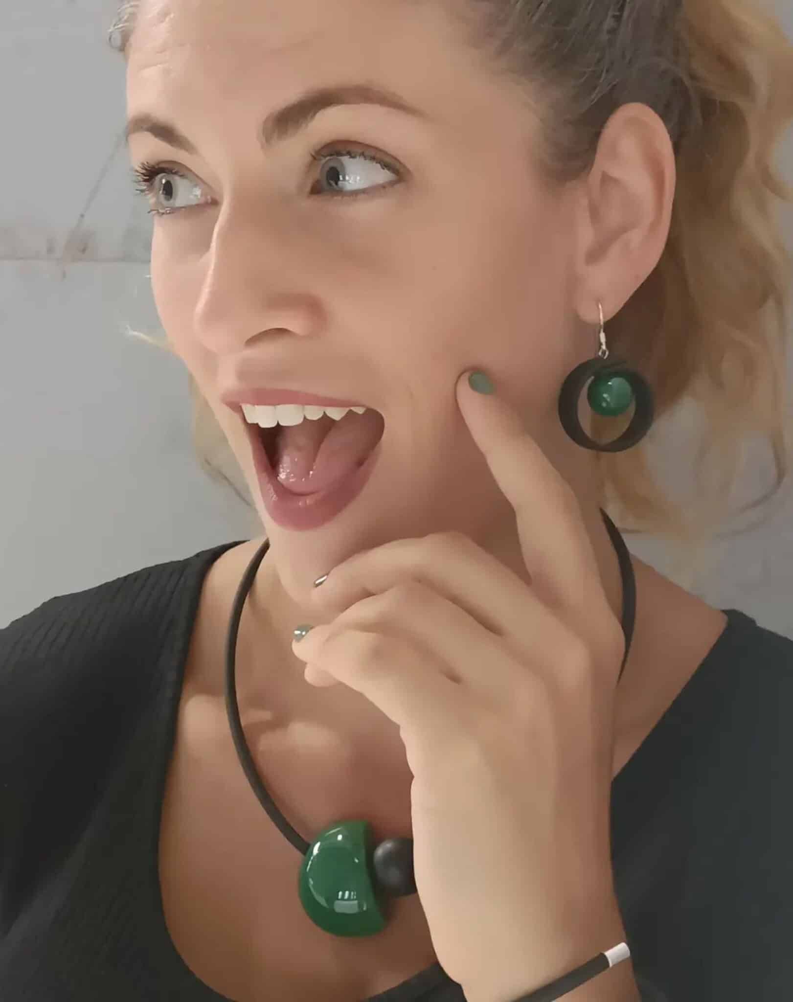 Boucles d'oreilles Tempo en céramique pour femme vert feuille portées par Jessica Parise