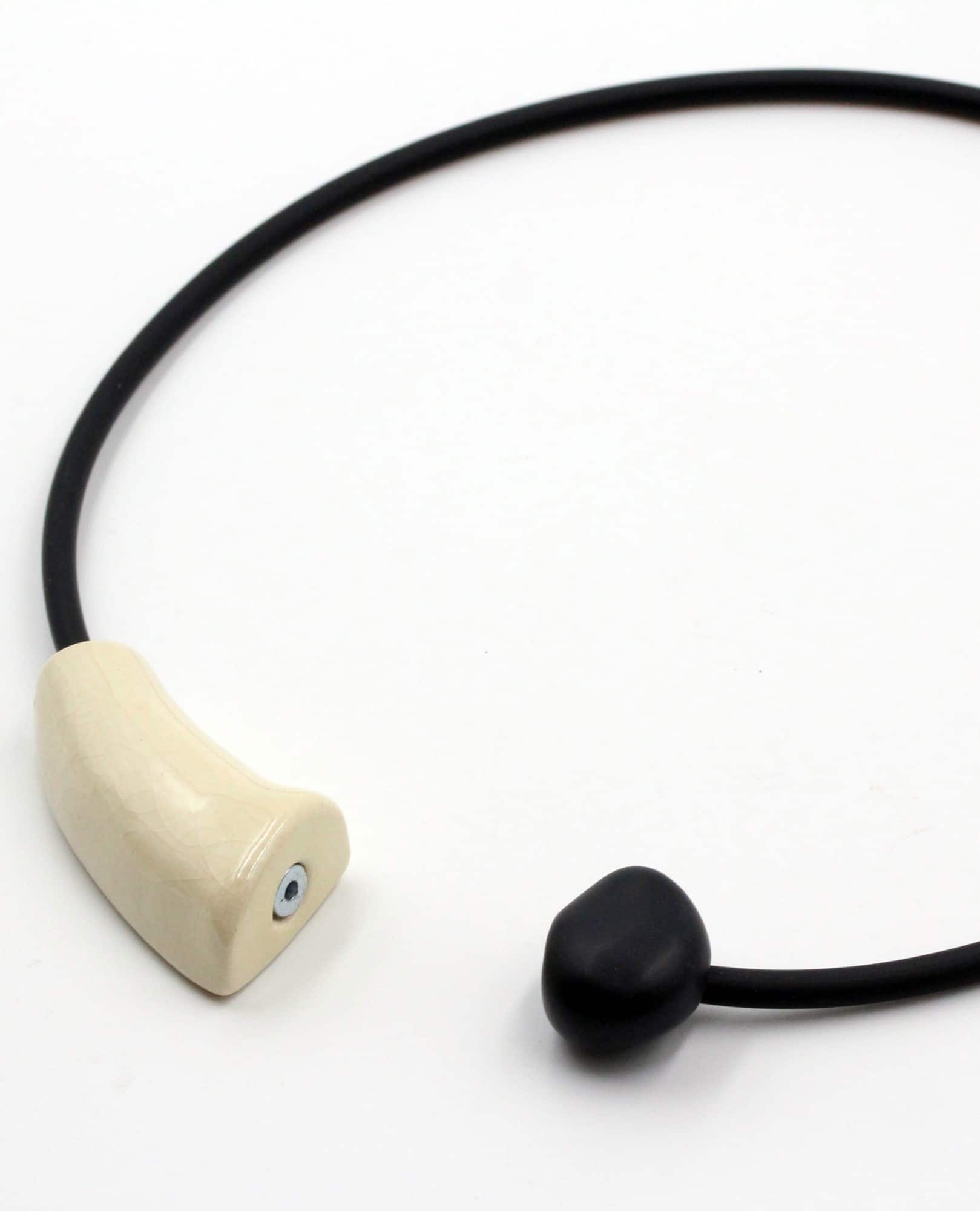 Bijou Comète en céramique artisanale pour femme couleur ivoire