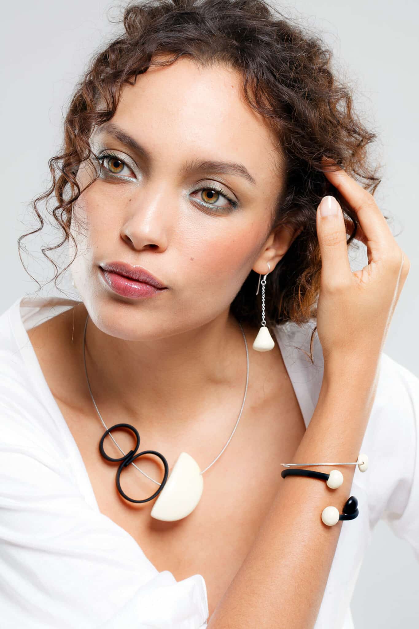 Collier Stella en céramique pour femme ivoire porté sur un mannequin