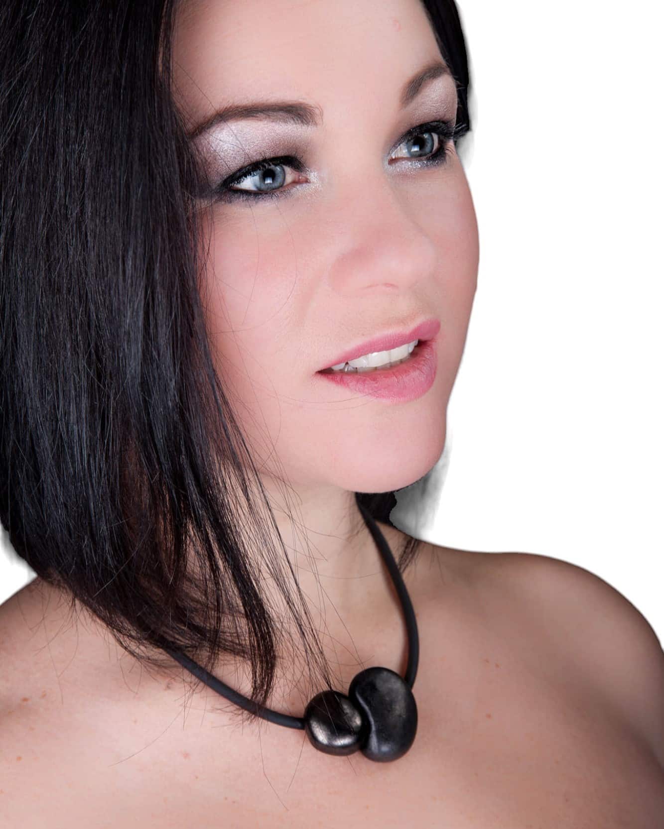 Collier en céramique big galet pour femme fonte porté sur un mannequin