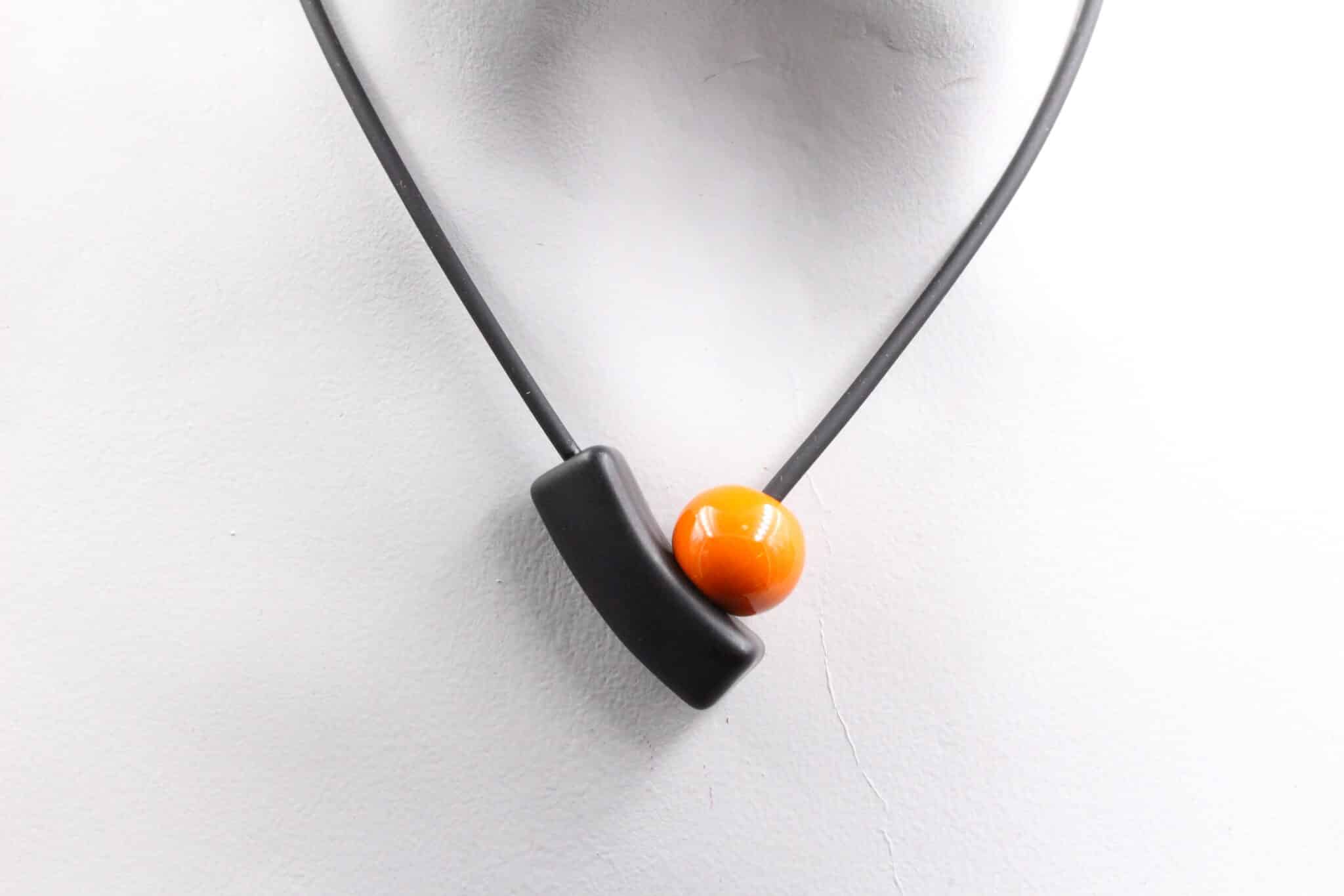 Collier Atome pvc en céramique pour femme couleur cerise