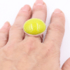 Bague bulle en céramique artisanale anis portée sur une main
