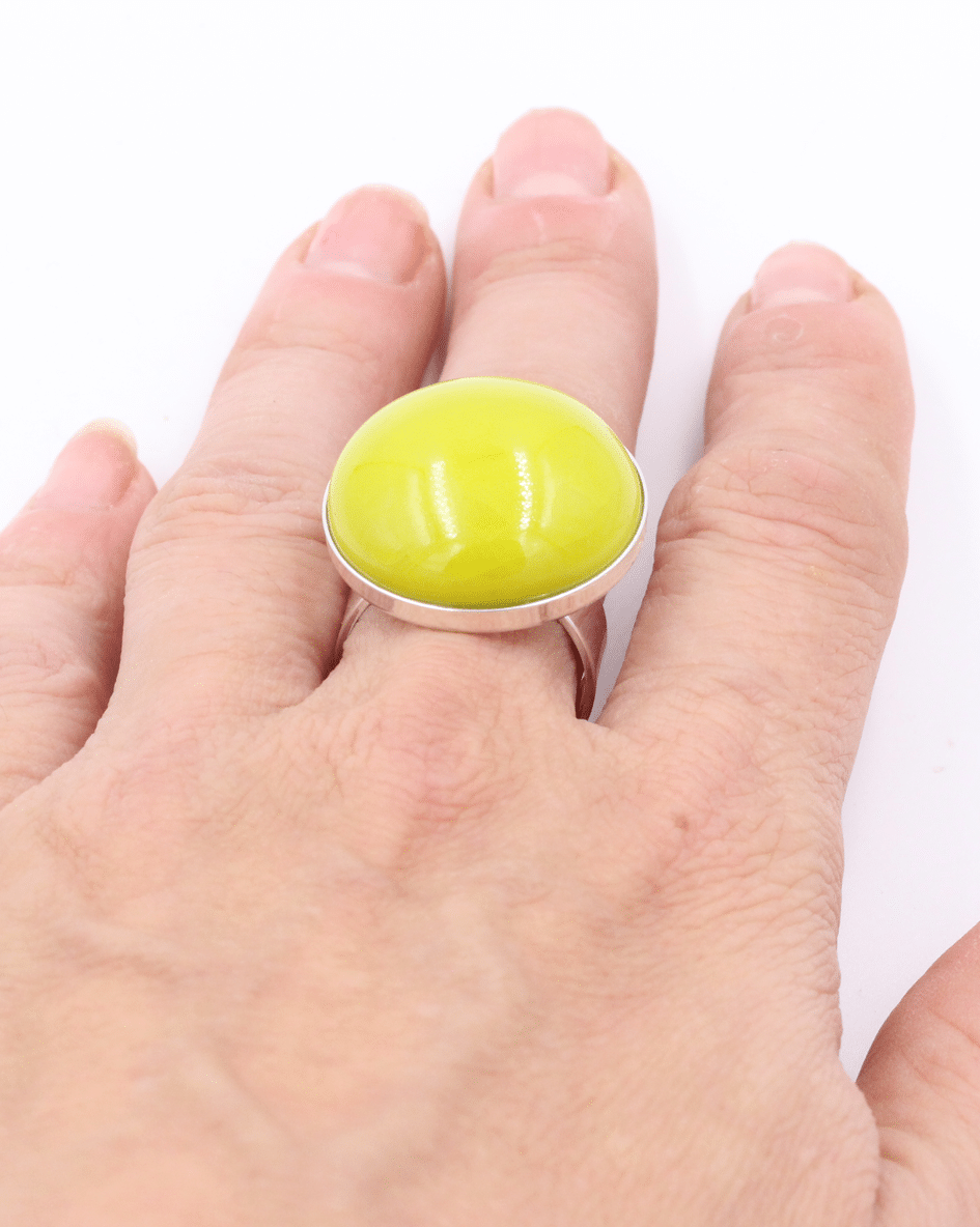 Bague bulle en céramique artisanale anis portée sur une main