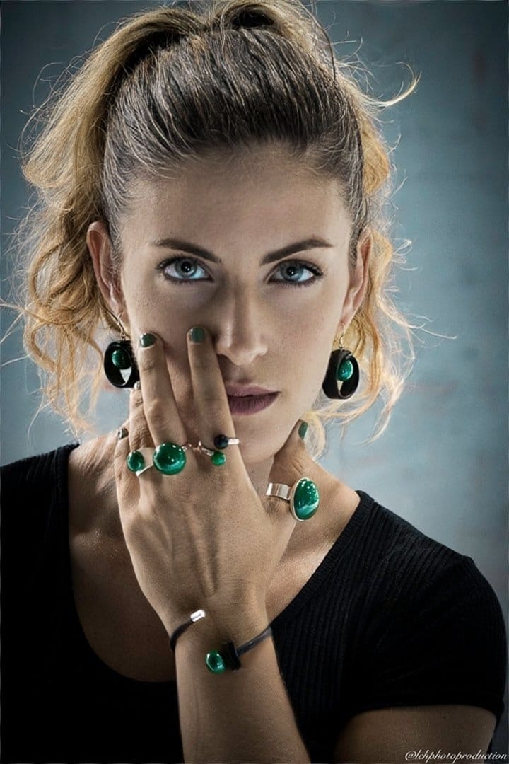 Bague Ludic en céramique artisanale vert feuille portée sur une main