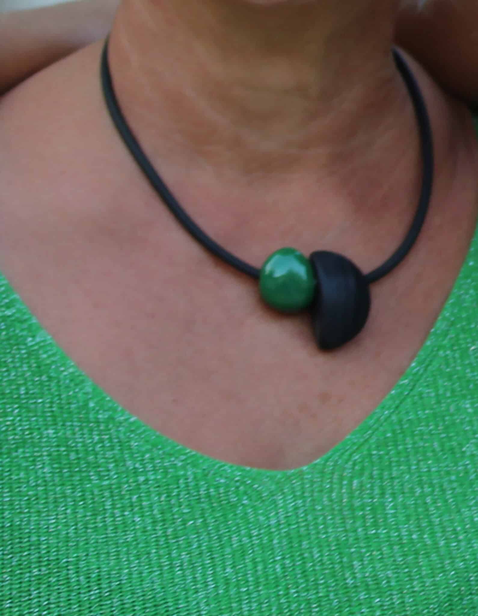 Collier Léo en céramique pour femme vert feuille porté sur un mannequin