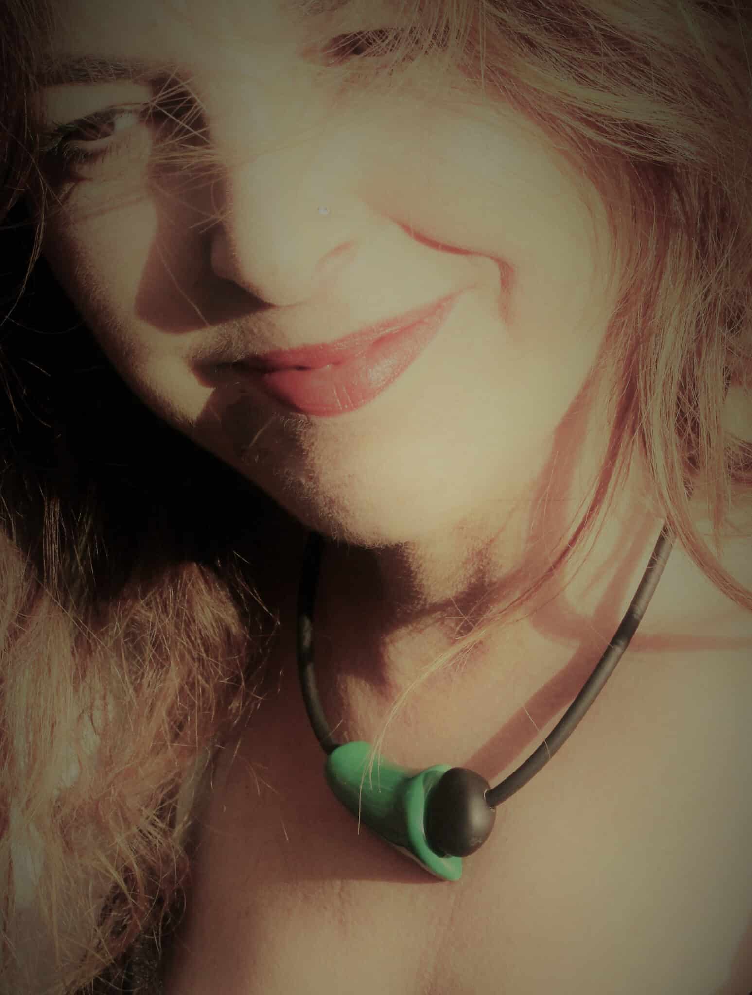 Collier Comète en céramique pour femme vert feuille porté sur un mannequin