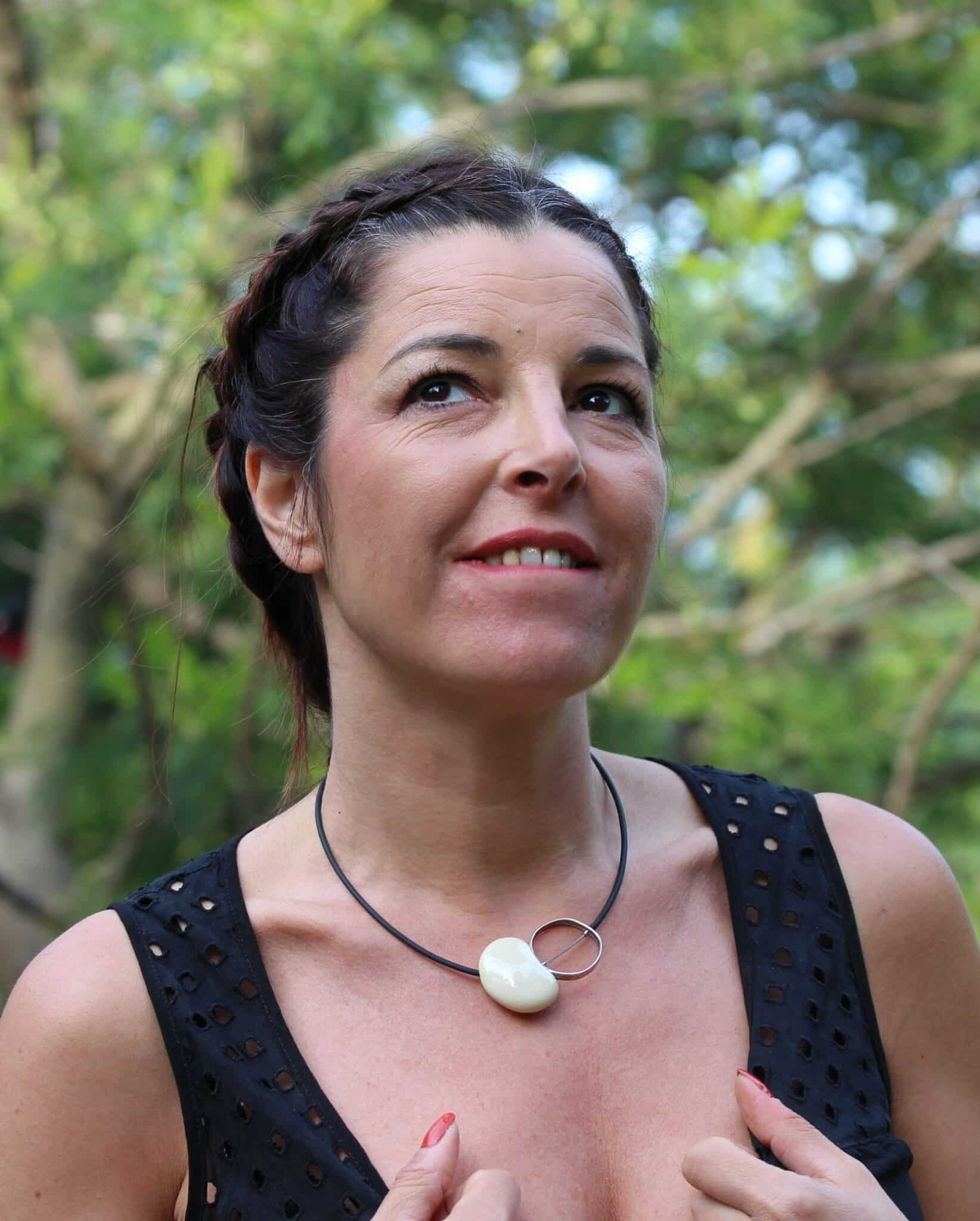 Collier Graphik en céramique pour femme ivoire porté sur un mannequin