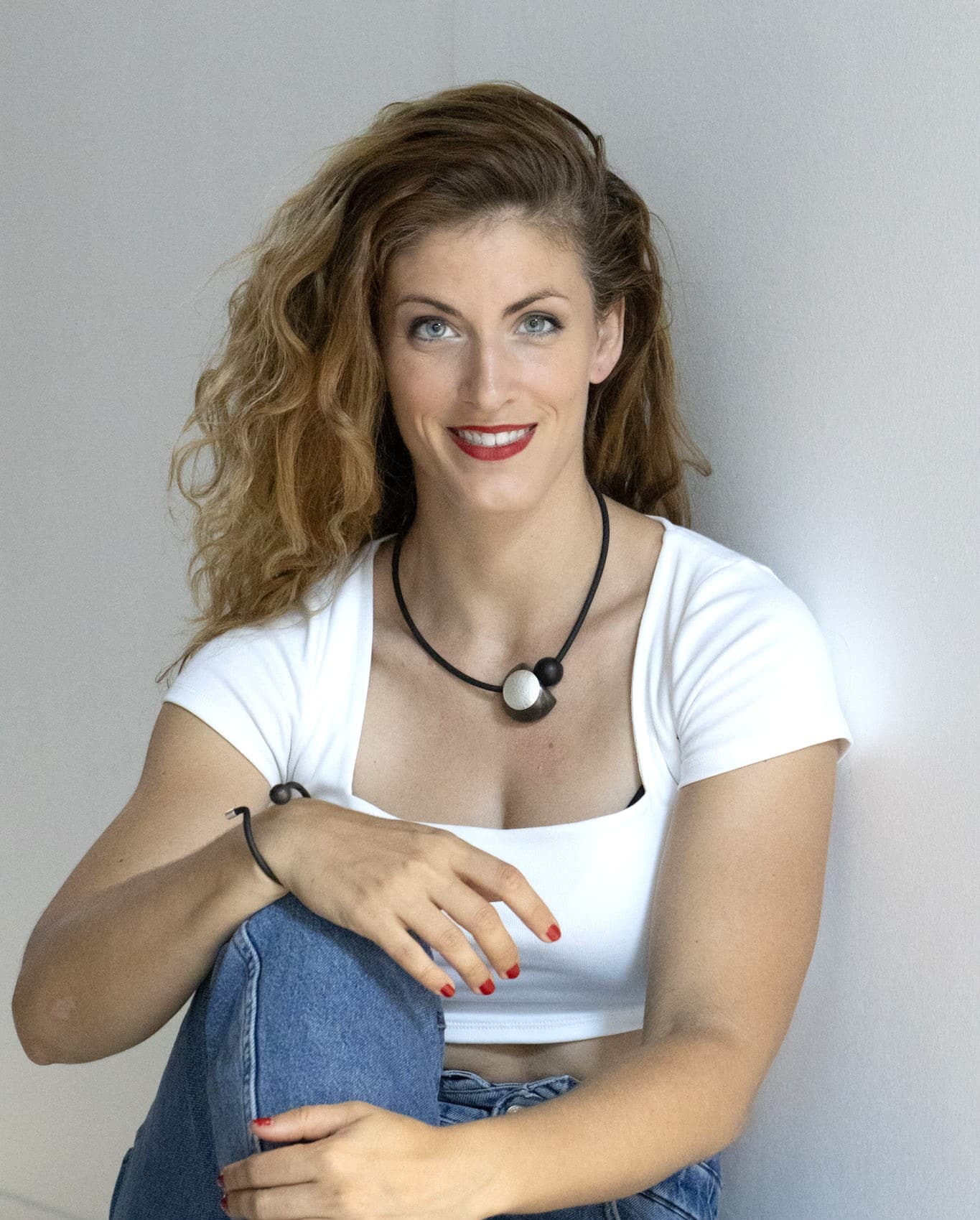 Collier Meta en céramique pour femme fonte porté sur un mannequin