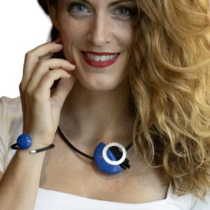 Collier Saturne en céramique pour femme anis porté sur Jessica Parise