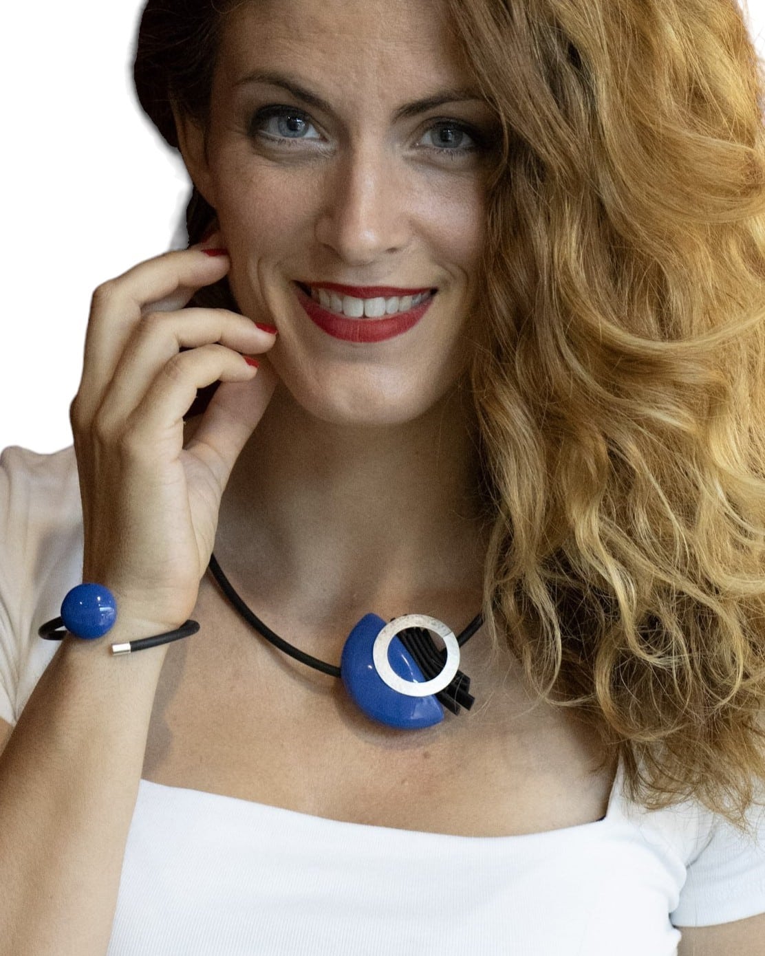 Collier Saturne en céramique pour femme anis porté sur Jessica Parise