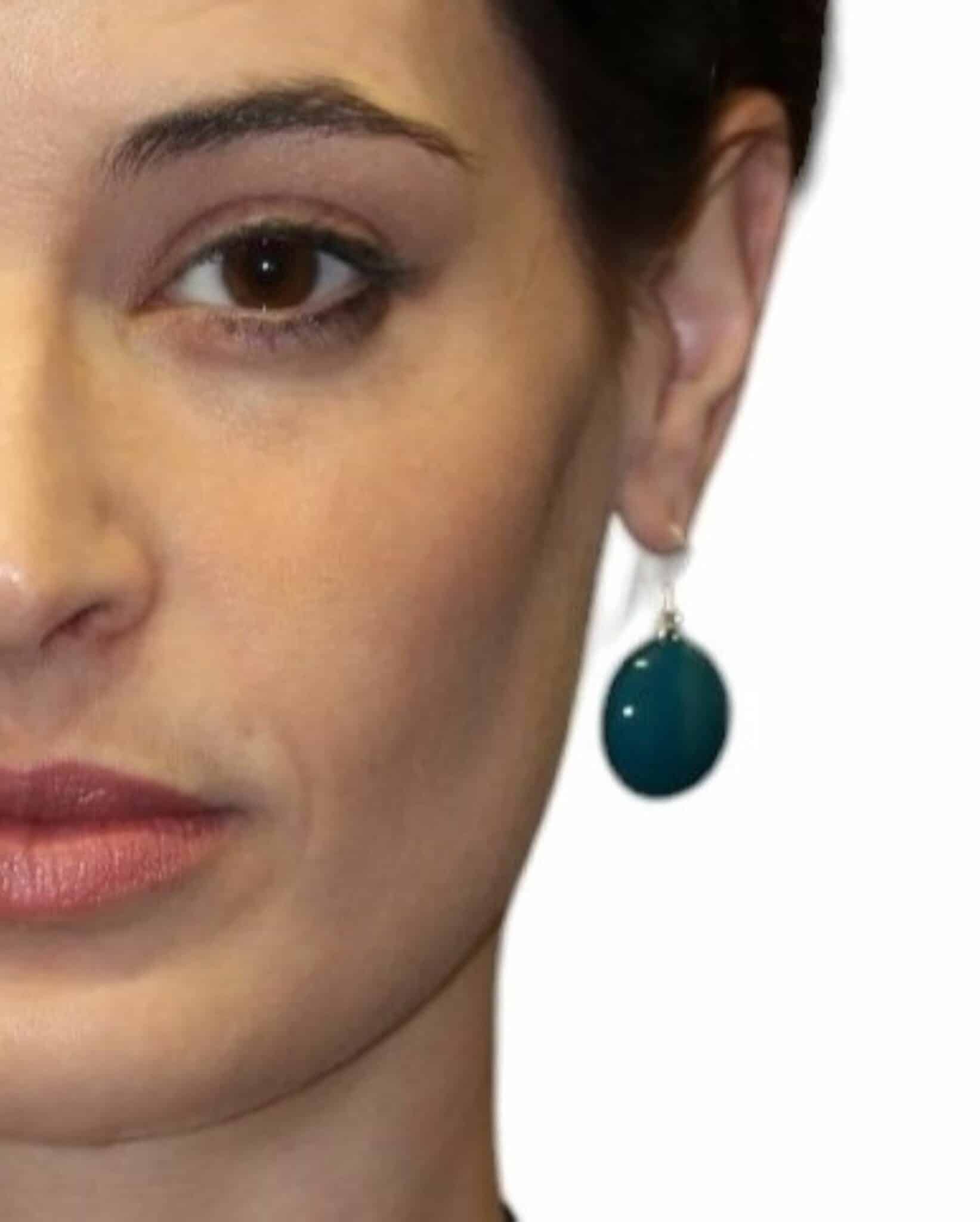 Boucles d'oreilles Soleil en céramique pour femme bleu canard portées
