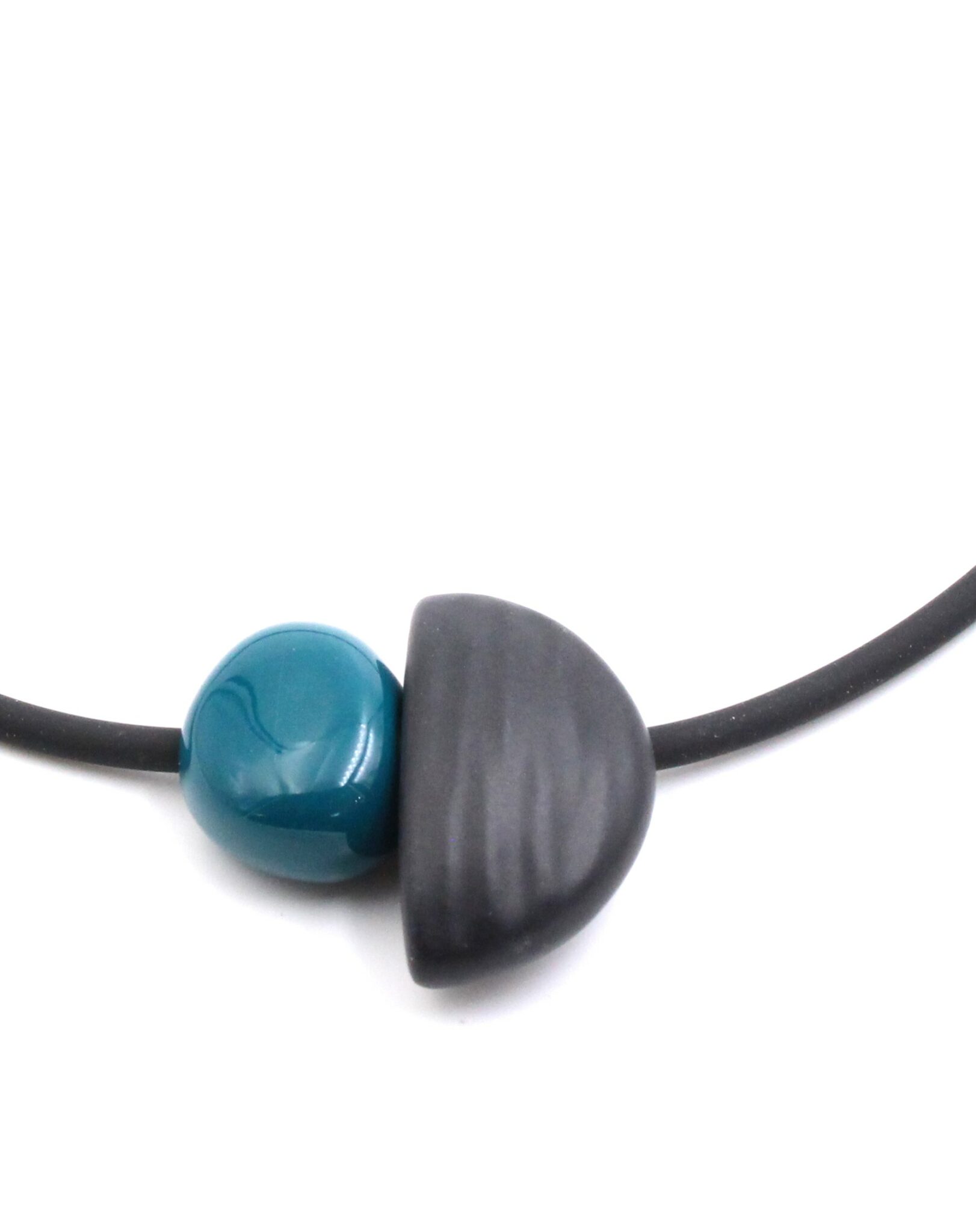 Bijou Léo en céramique artisanale pour femme couleur bleu canard