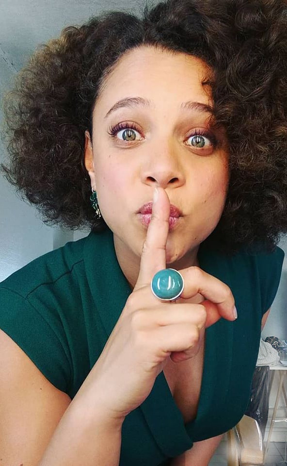 Bague bulle en céramique artisanale bleu canard portée sur une main