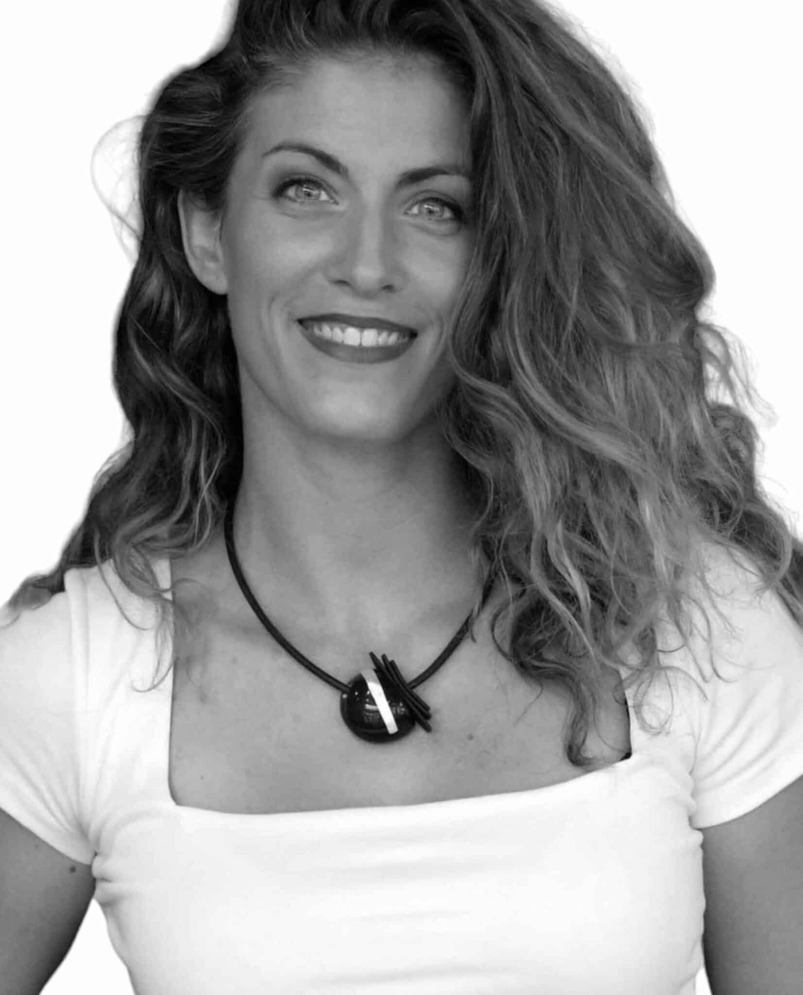 Collier Slash en céramique pour femme noir porté sur Jessica Parise