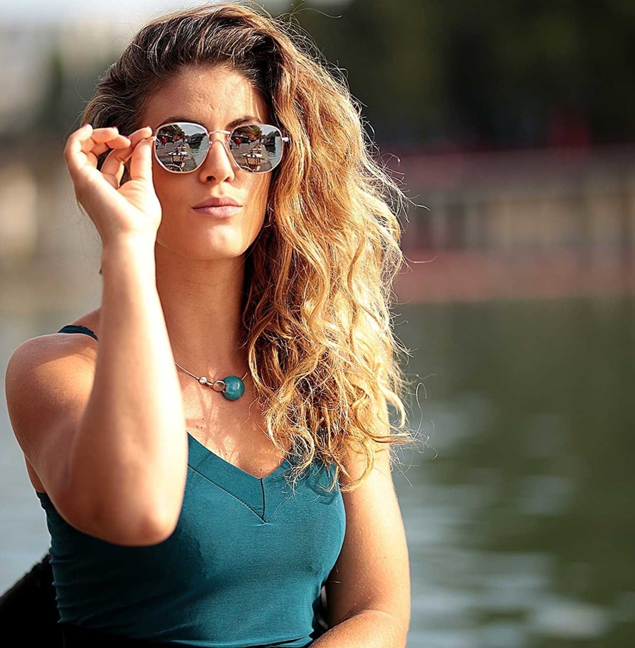 Bijou artisanal en céramique pour femme Echo couleur turquoise porté par jessica parise